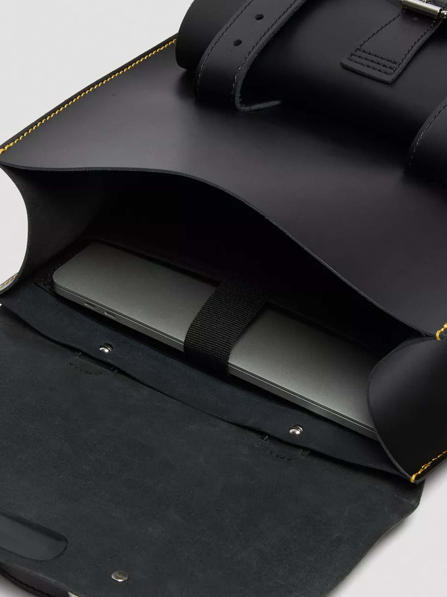 Dr. Martens Zaino Kiev con scomparto in pelle Smooth Nero