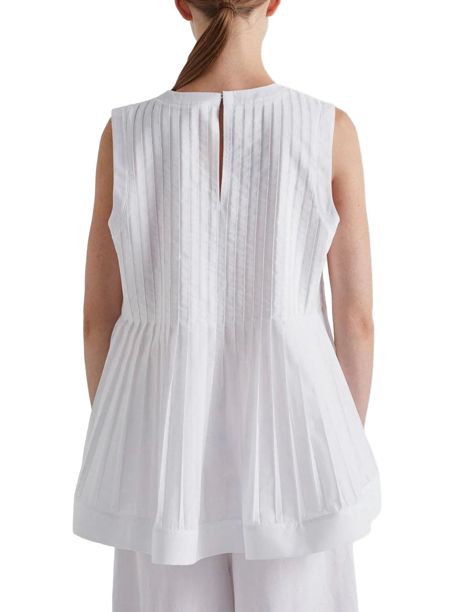 Meimei J. Blusa con Plisse al Fondo Bianco