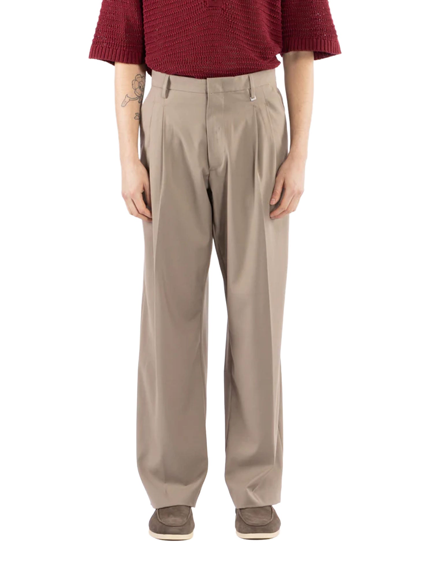 Wide-bottom trousers with pleats