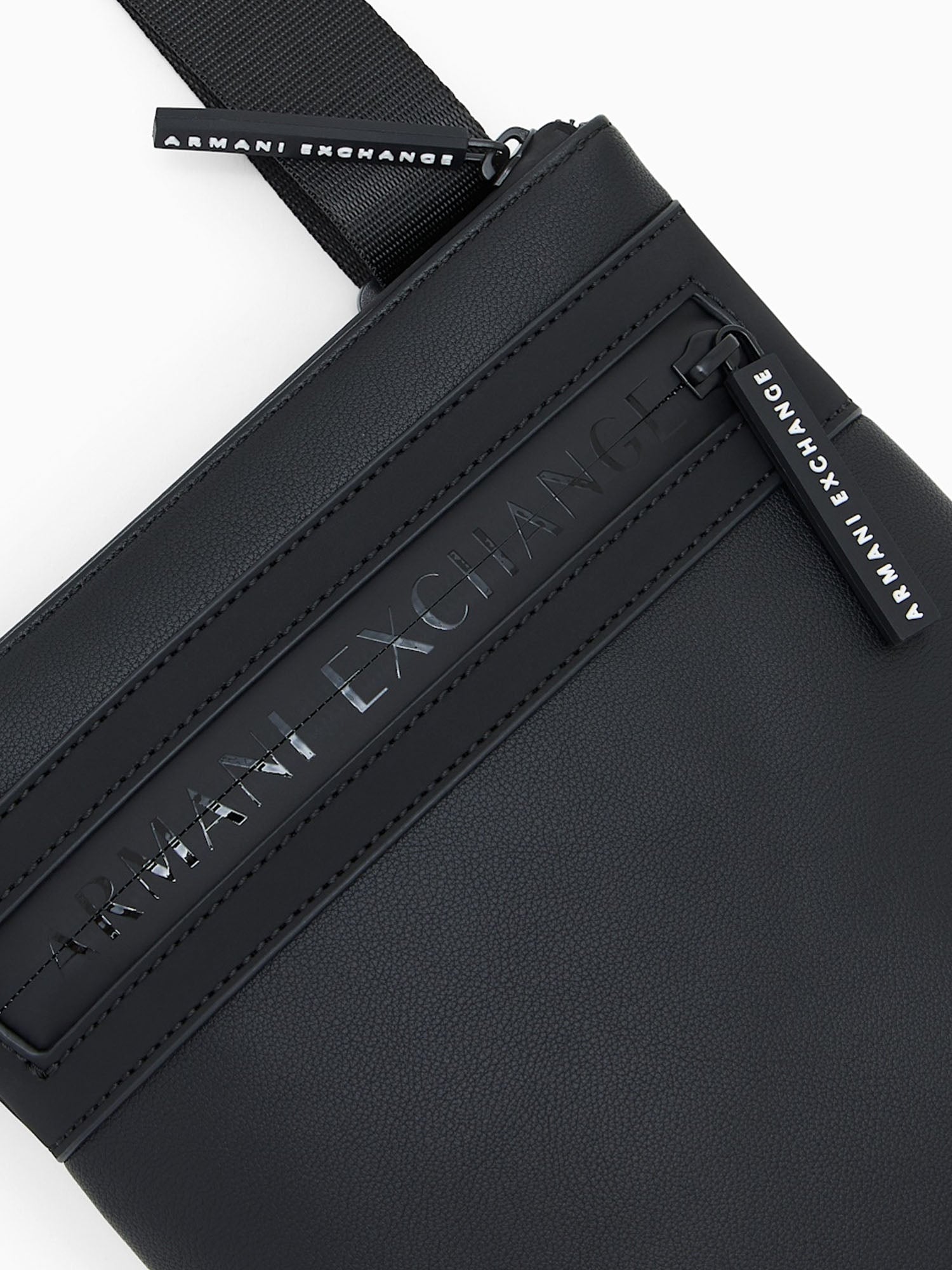 Armani Exchange Borsa a tracolla piatta in similpelle con logo in rilievo Nero