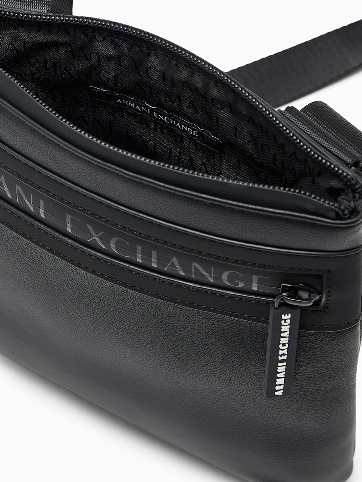 Armani Exchange Borsa a tracolla piatta in similpelle con logo in rilievo Nero